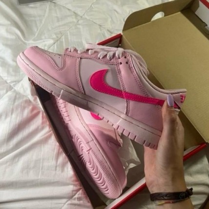Nike dunk triple pink