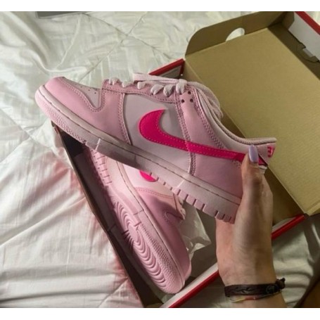 Nike dunk triple pink